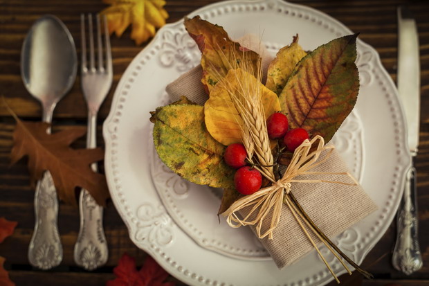 fall-table-setting-with-leaves-620
