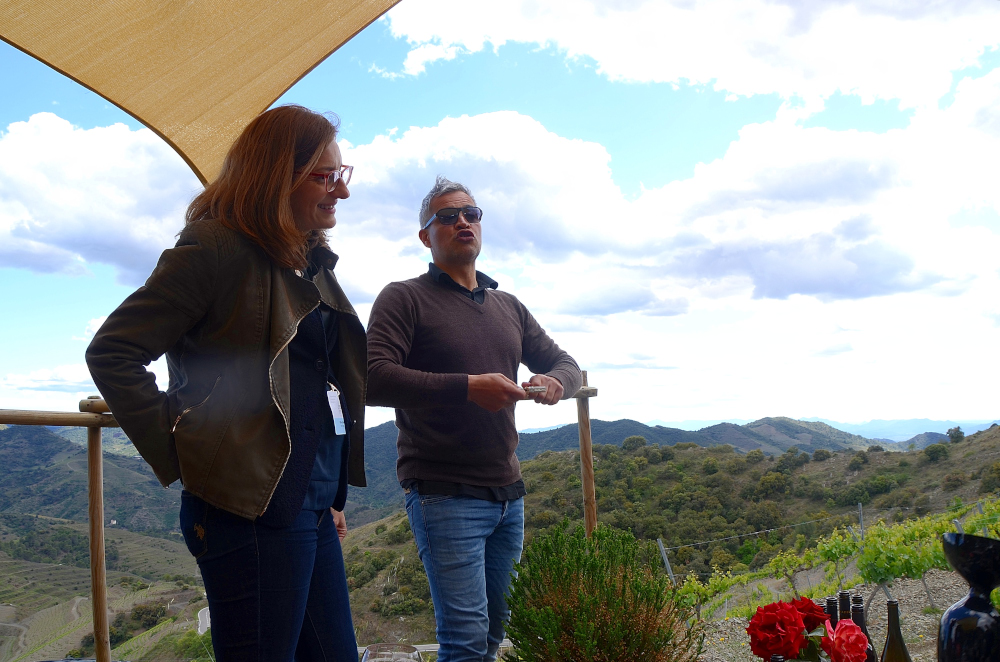 Olivia Bayes and assistant in the vineyards of MaroAbella