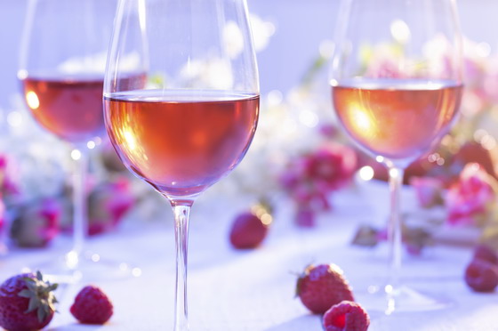 rose wine strawberries 560.jpg